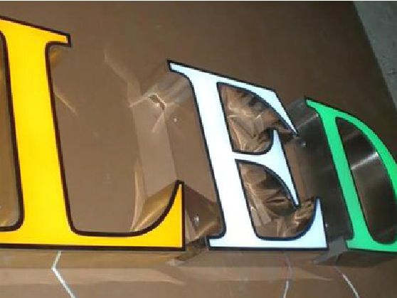 古田介绍LED招牌的基础知识。
